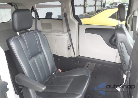 2015 Chrysler Town & Country Touring z USA, uszkodzony, nr VIN 2C4RC1BG5FR715451